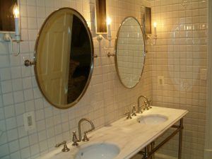 Double mirror hanging for a dual sink